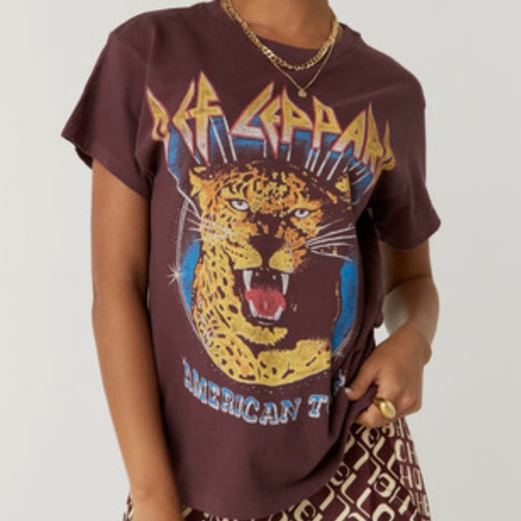 ✨ Daydreamer Def Leppard Maroon Band T-shirt Top - Picture 1 of 6